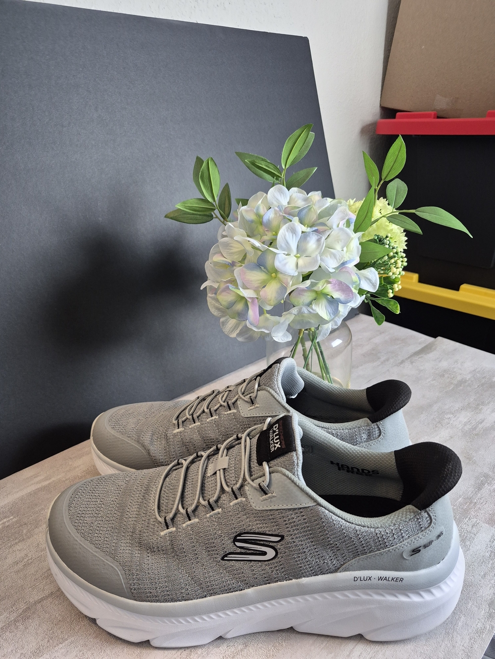 Skechers D'LUX Walker Mens, Light Gray Knit Athletic Sneakers. Size 14